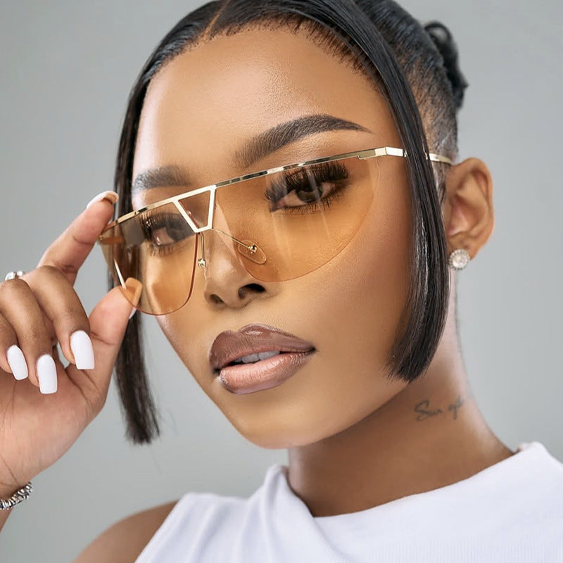 Dame futuristisk solbrille med beskyttende metallramme Skanto