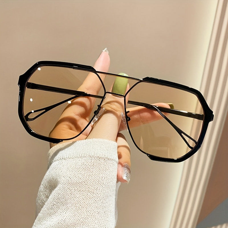 Dame geometrisk solbrille med spesiell ramme og UV-beskyttelse Skanto