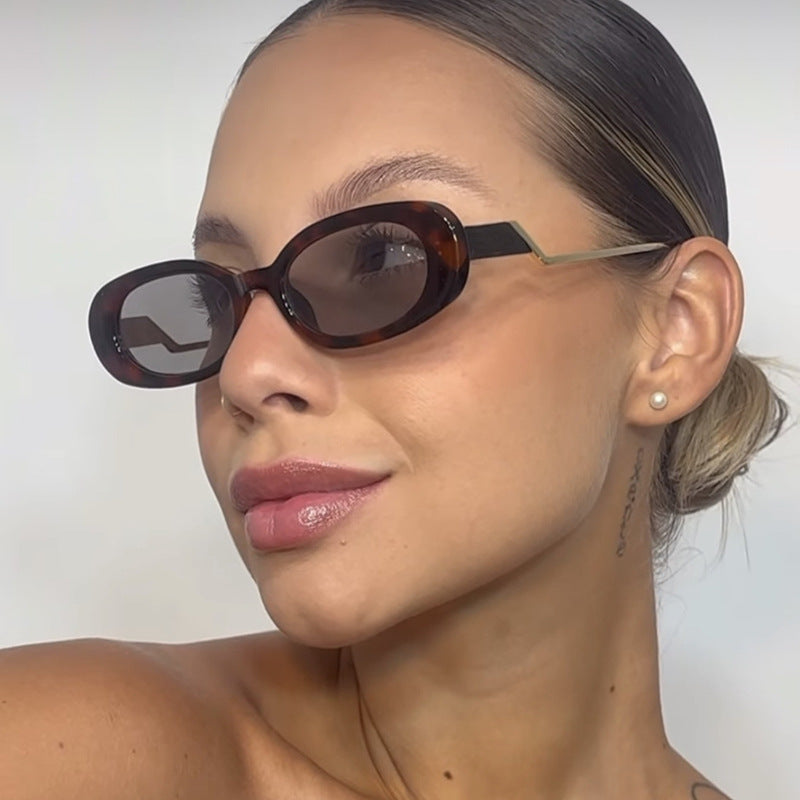Dame retro-inspirert solbrille med moderne design og markant ramme Skanto