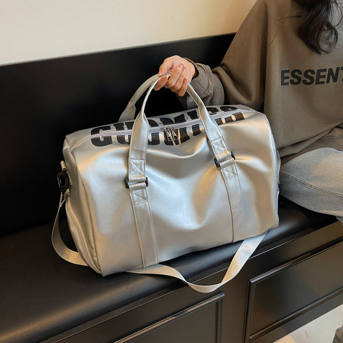 Sporty reiseveske med romslig innvendig rom og slitesterk materiale Skanto