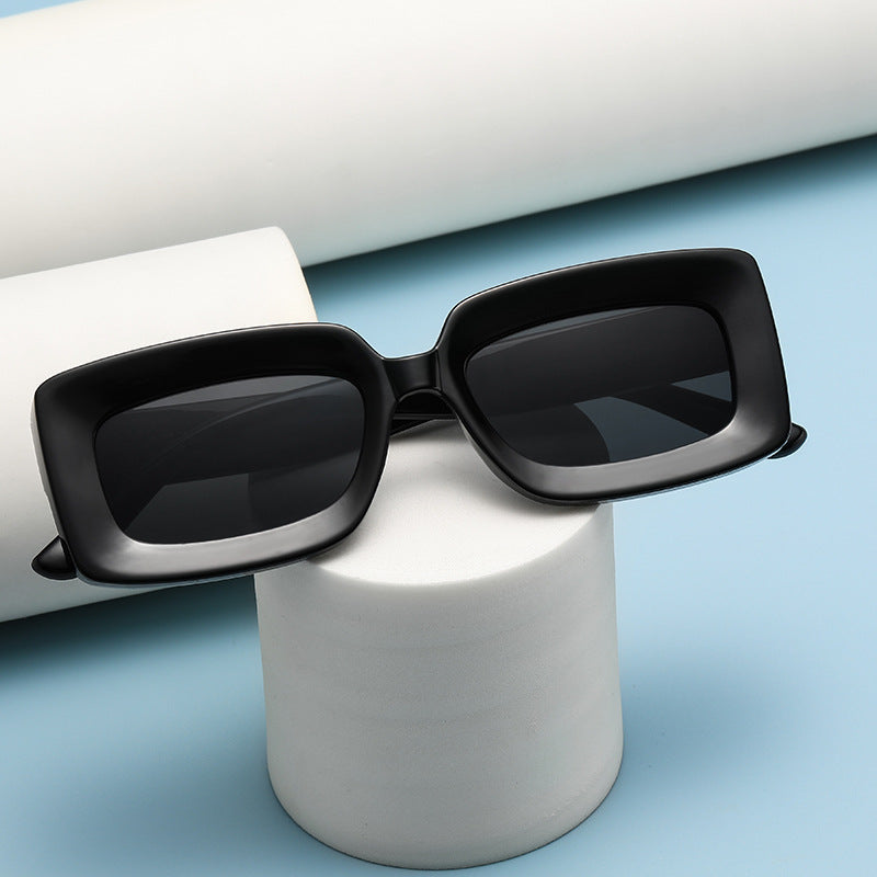 Dame trendy kvadratiske solbriller med elegant plastisk ramme Skanto