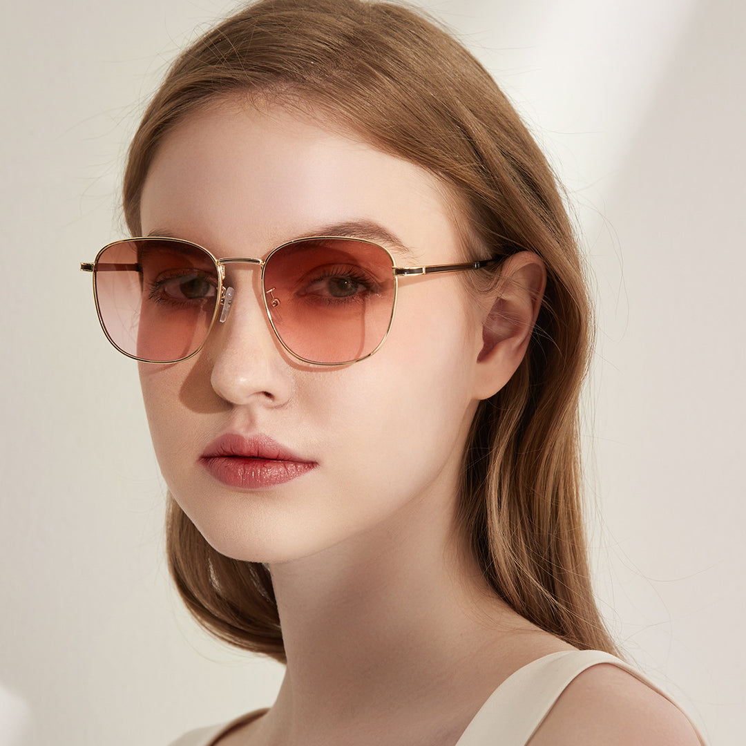Dame moteriktige solbriller med høykvalitets metallramme Skanto