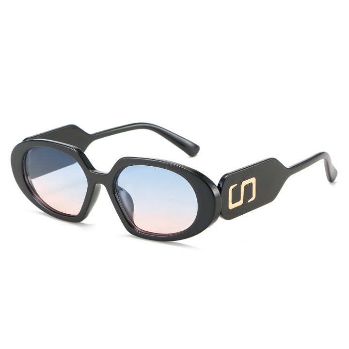 Dame moteriktig solbrille med unikt design og stilfull logo Skanto