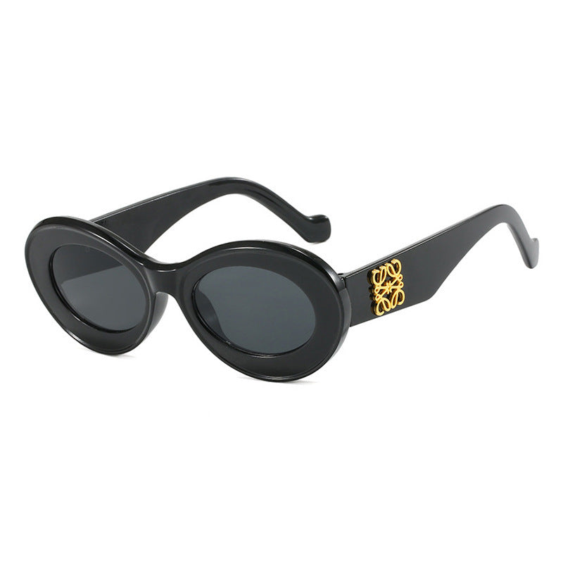 Dame fashionable solbriller med oval ramme og gullakenter Skanto