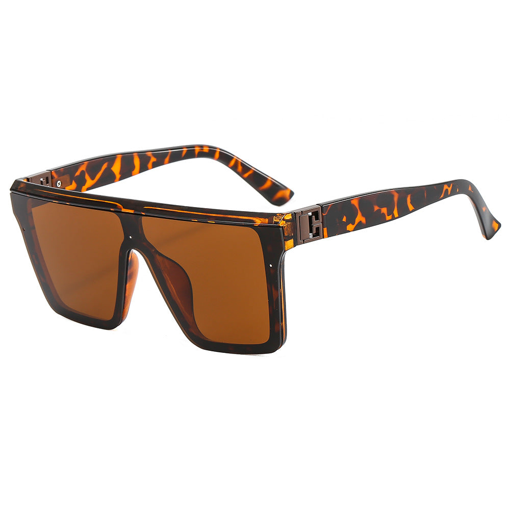 Dame oversized solbrille i trendy stil med bred rammestruktur Skanto