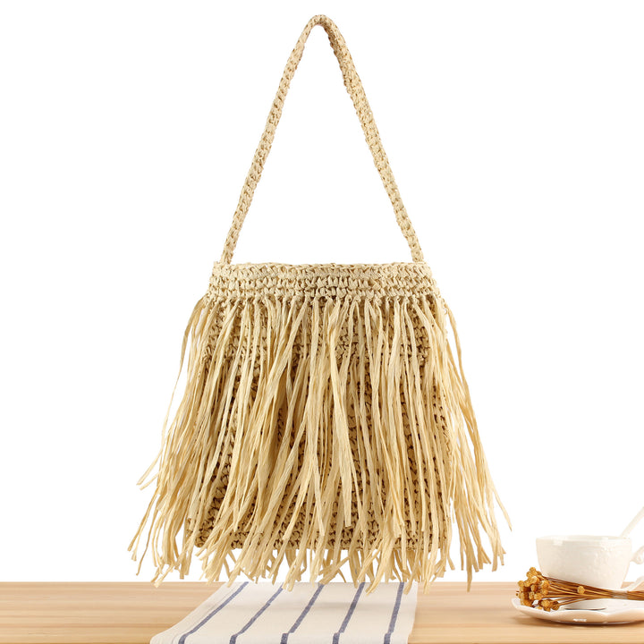 Trendy straw bag with fringed design Skanto