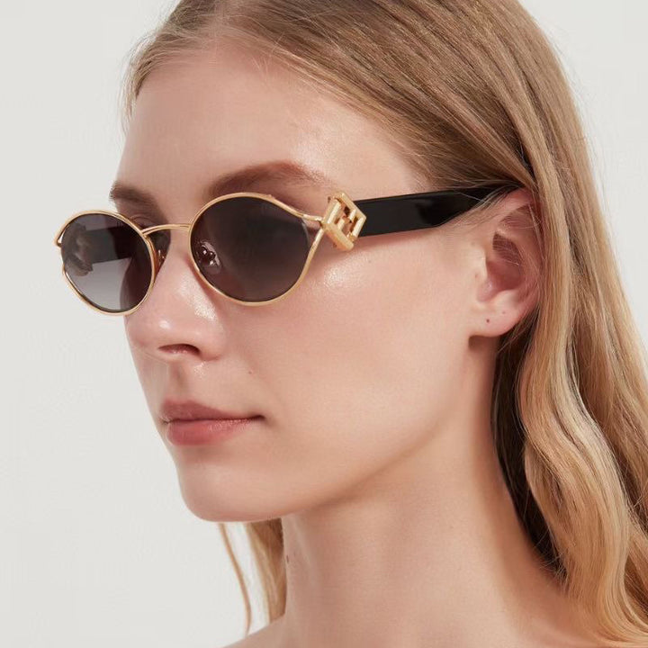 Dame moter solbrille med elegant metallramme og UV-beskyttelse Skanto