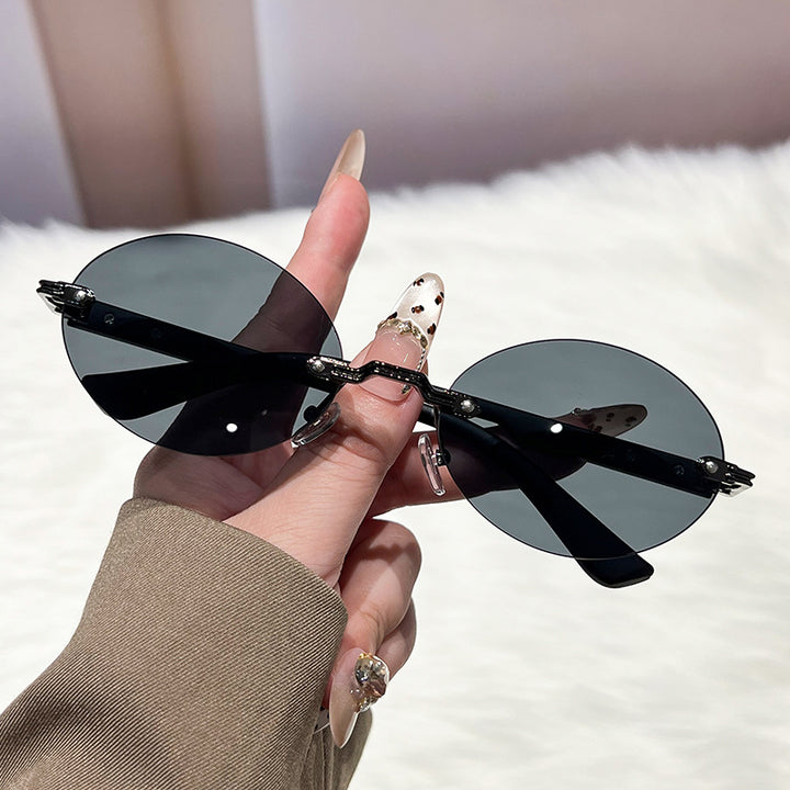 Dame moteriktig og elegant solbrille med ovalt design Skanto