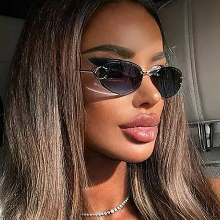 Dame elegant ovalformet solbrille med moderne metalramme Skanto
