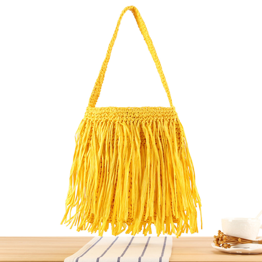 Trendy straw bag with fringed design Skanto