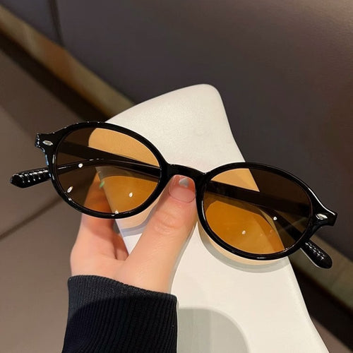 Dame modische solbrille i elegant ovaldesign Skanto