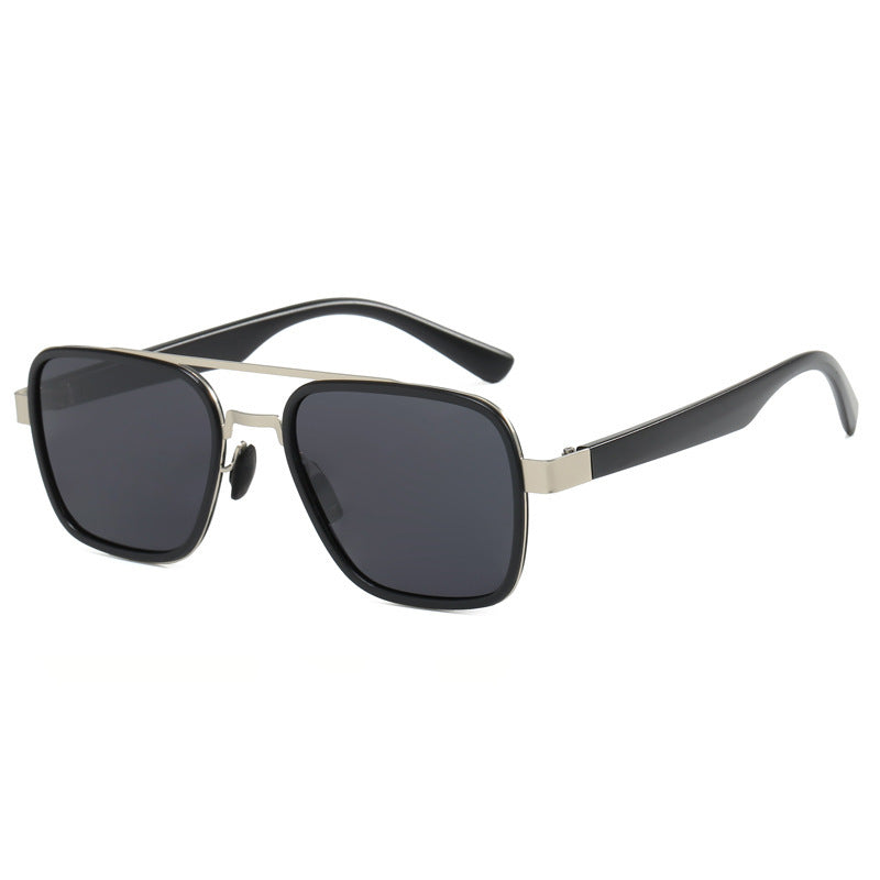 Dame moteriktig solbrille med firkantet ramme og innovative linser Skanto