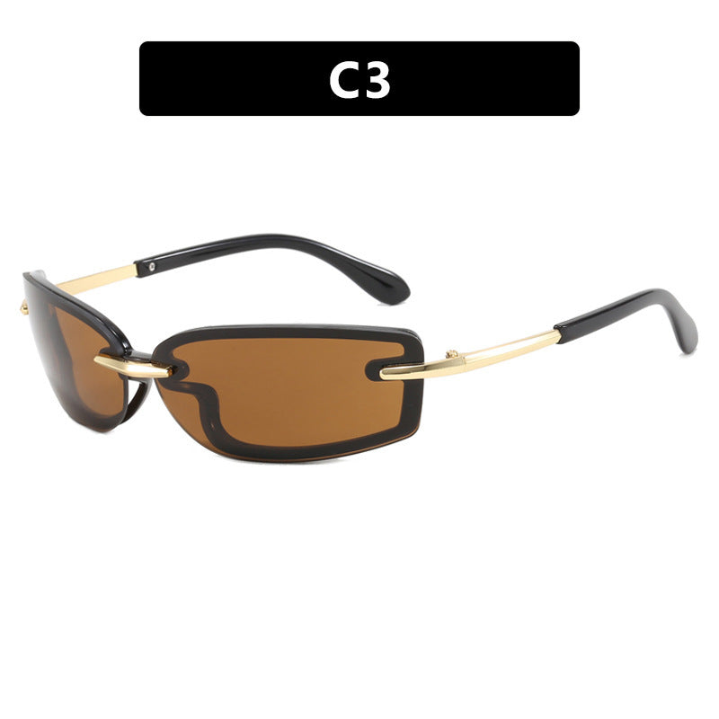 Dame moteriktig solbrille i futuristisk design og gjennomsiktig ramme Skanto