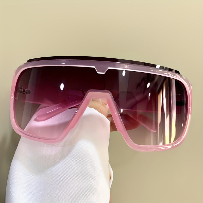 Dame sporty solbriller med futuristisk design og bred front Skanto