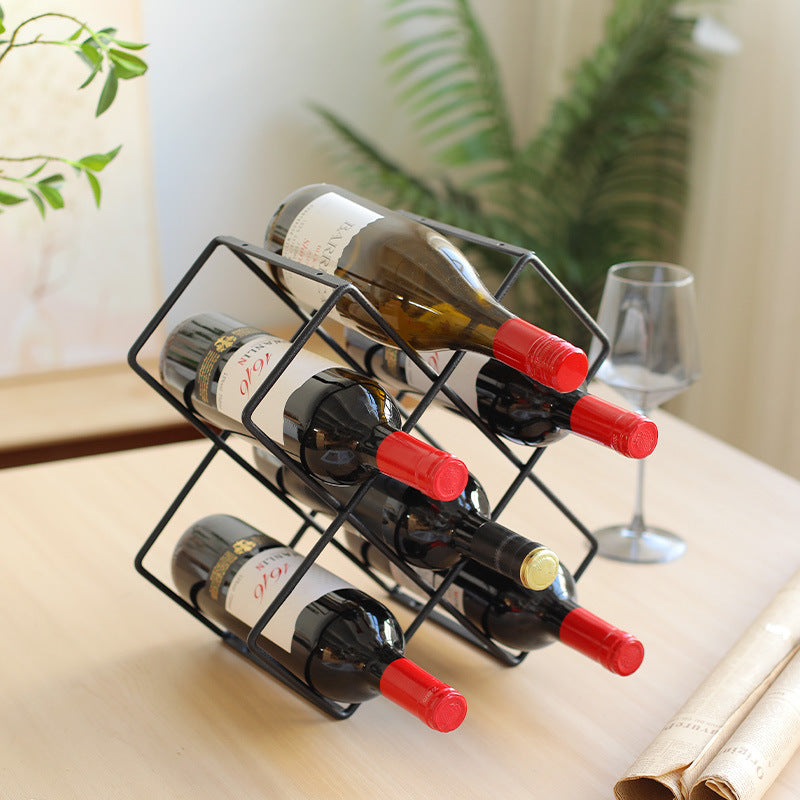 Unisex vinrack laget av svart metall Skanto