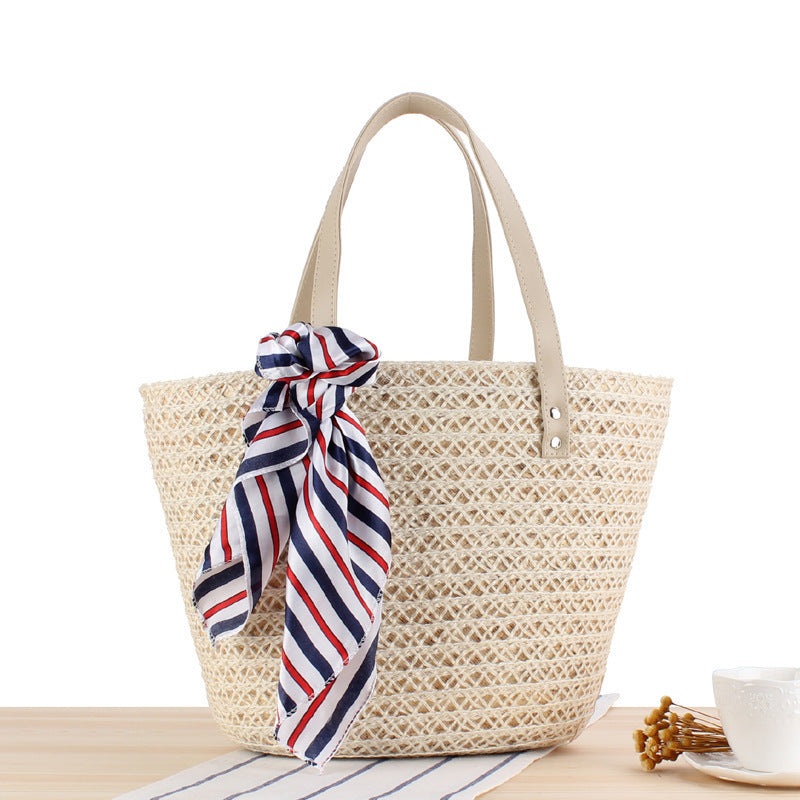 Straw bag with modern knot closure Skanto