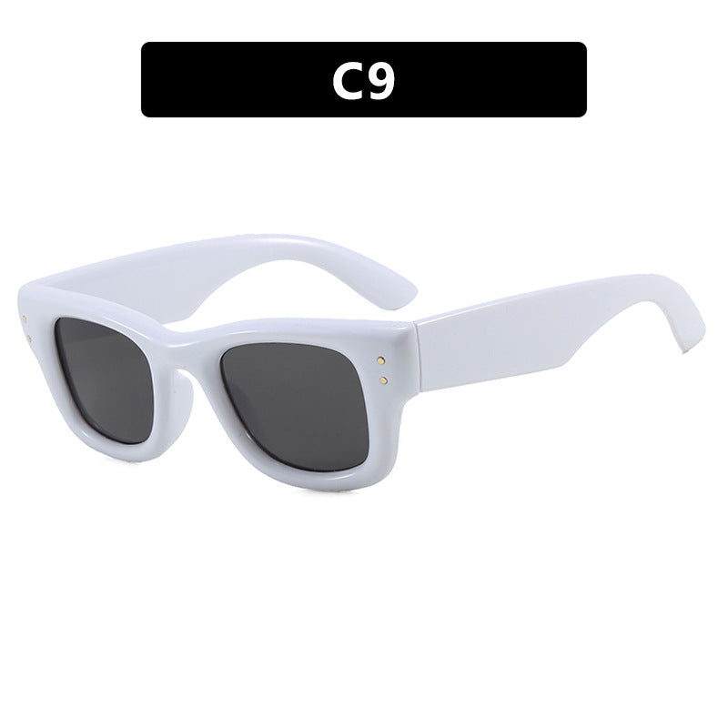 Dame moteriktig solbrille med bred, elegant ramme og beskyttende UV-filter Skanto