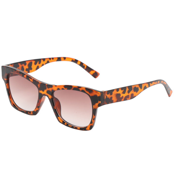 Dame moteriktig solbrille i elegant kvadratdesign Skanto