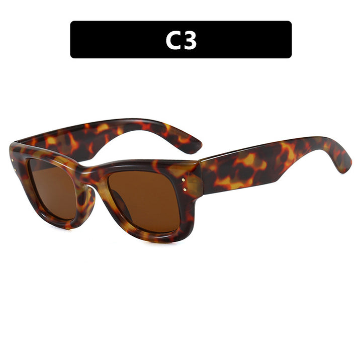 Dame moteriktig solbrille med bred, elegant ramme og beskyttende UV-filter Skanto