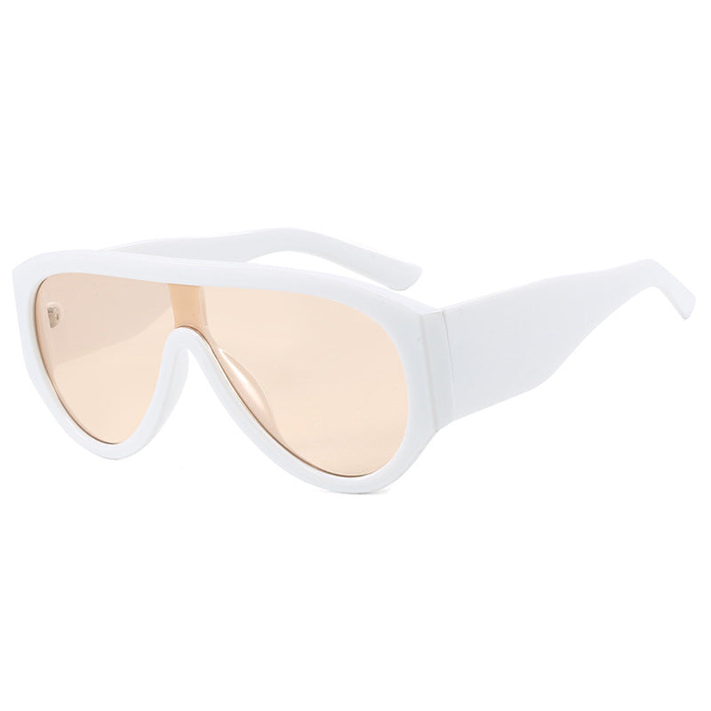 Dame moteriktig solbrille med bred glamourøs ramme og UV-beskyttelse Skanto