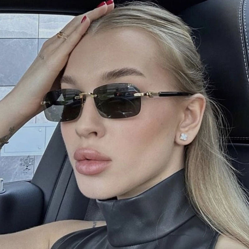 Dame solbrille med elegant metallramme og stilige tre detaljer Skanto