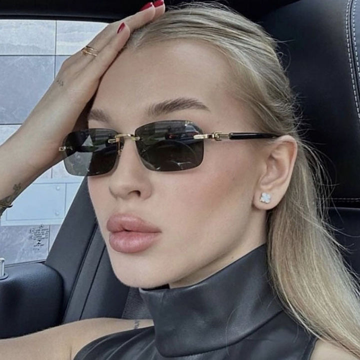 Dame solbrille med elegant metallramme og stilige tre detaljer Skanto