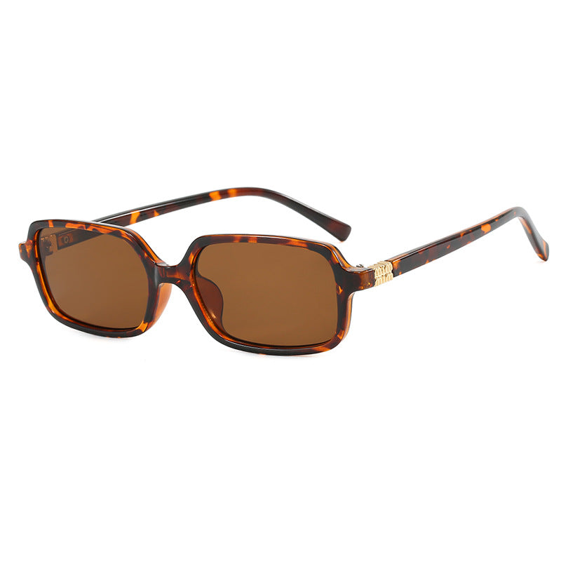 Dame moteriktig solbrille med elegant plastramme og originalt design Skanto