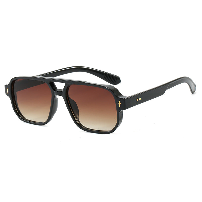 Dame moterik kvadratisk solbrille med luksuriøse detaljer Skanto