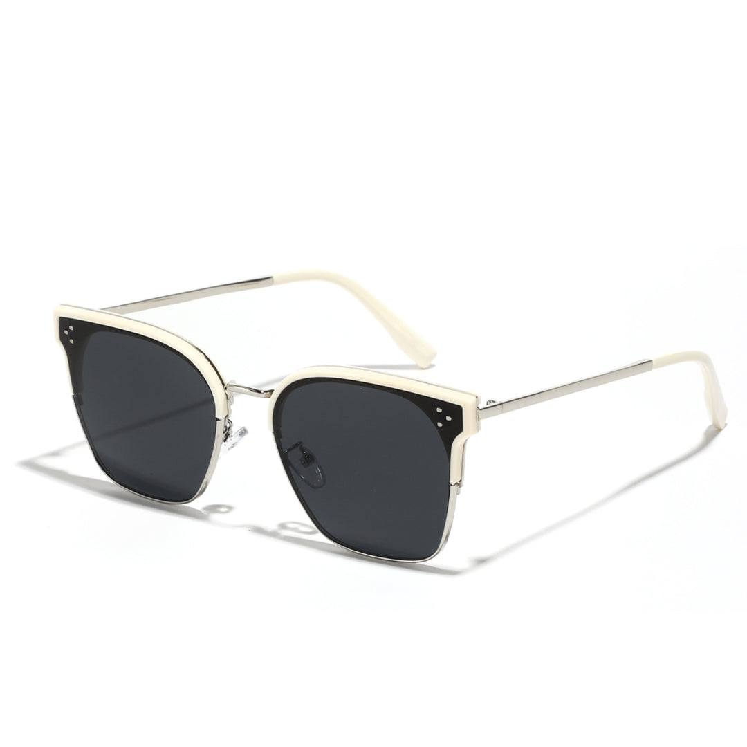 Dame moteriktig solbrille med markant design og kontrastfylt ramme Skanto