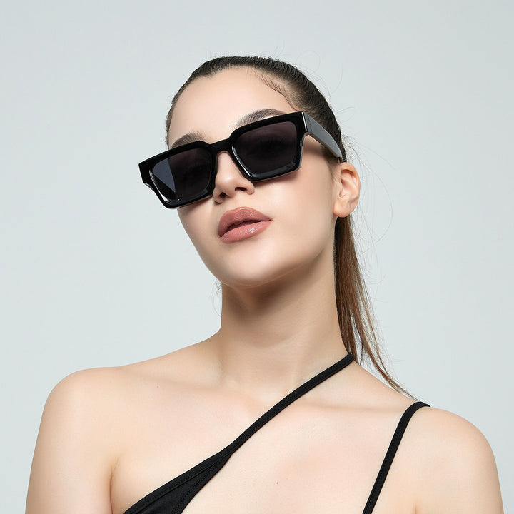 Dame fashion solbrille med klar ramme og gradient linser Skanto
