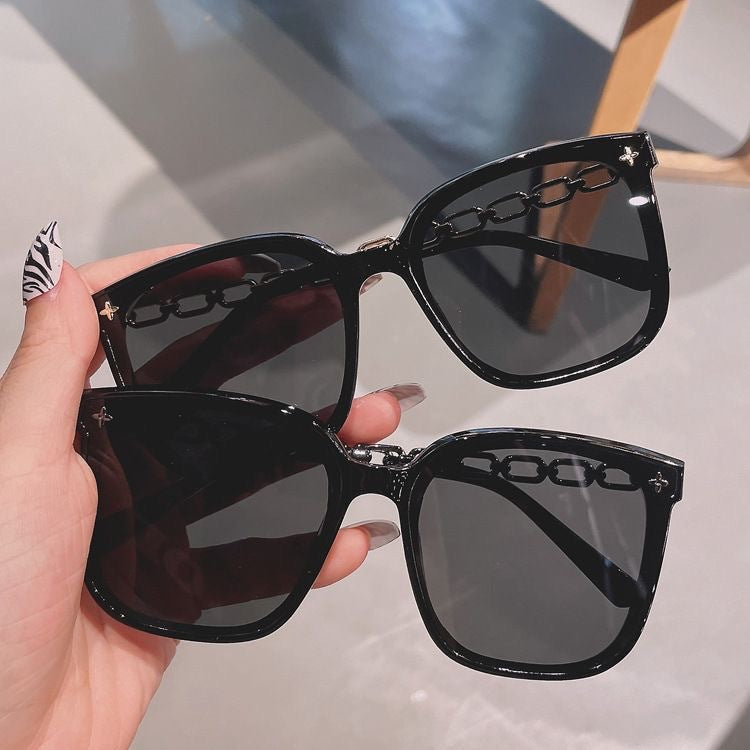 Dame ekstrastor solbrille med modig kjedeinnramming Skanto