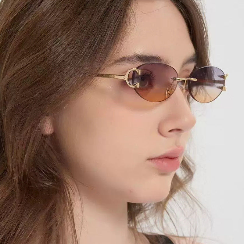 Dame elegant ovalformet solbrille med moderne metalramme Skanto