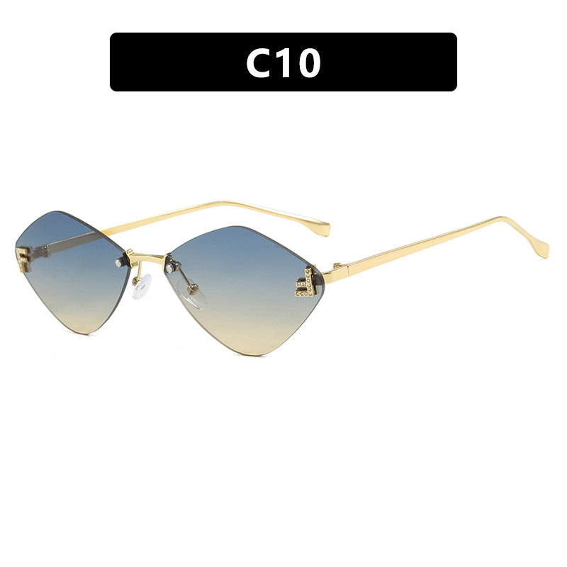 Dame geometrisk solbrille i ekstravagant design med gradiertede glass Skanto
