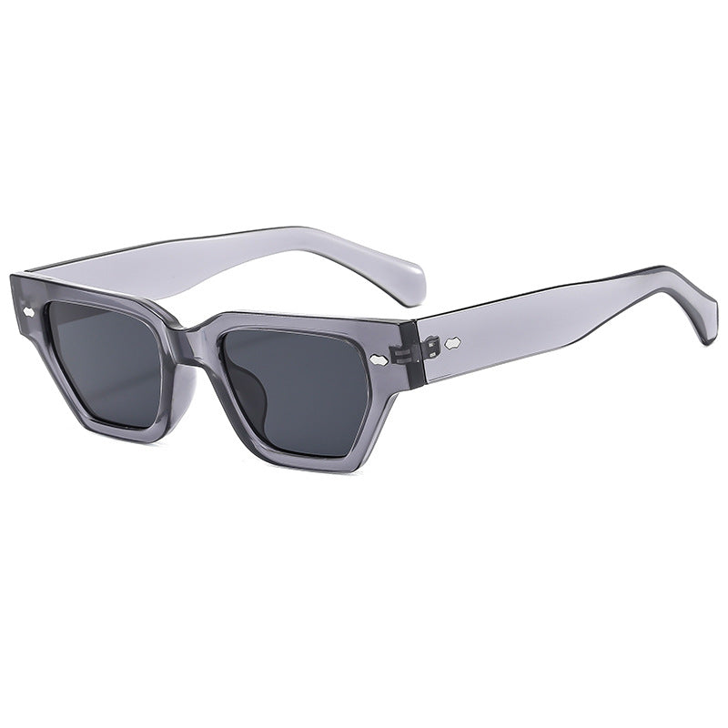 Dame solbriller i moderne, geometrisk design med blendfrie glass Skanto