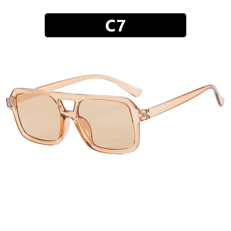 Dame moteriktig kvadratisk solbrille laget av transparent plast Skanto