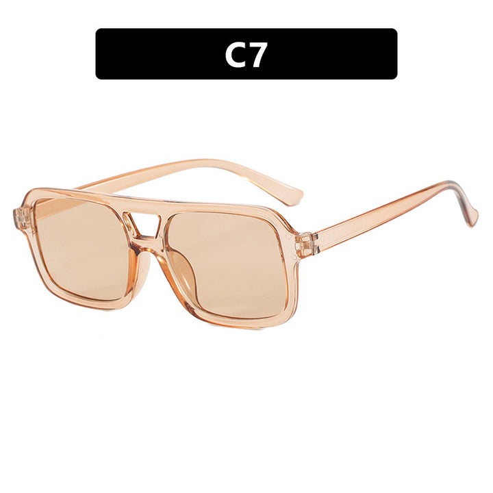 Dame moteriktig kvadratisk solbrille laget av transparent plast Skanto