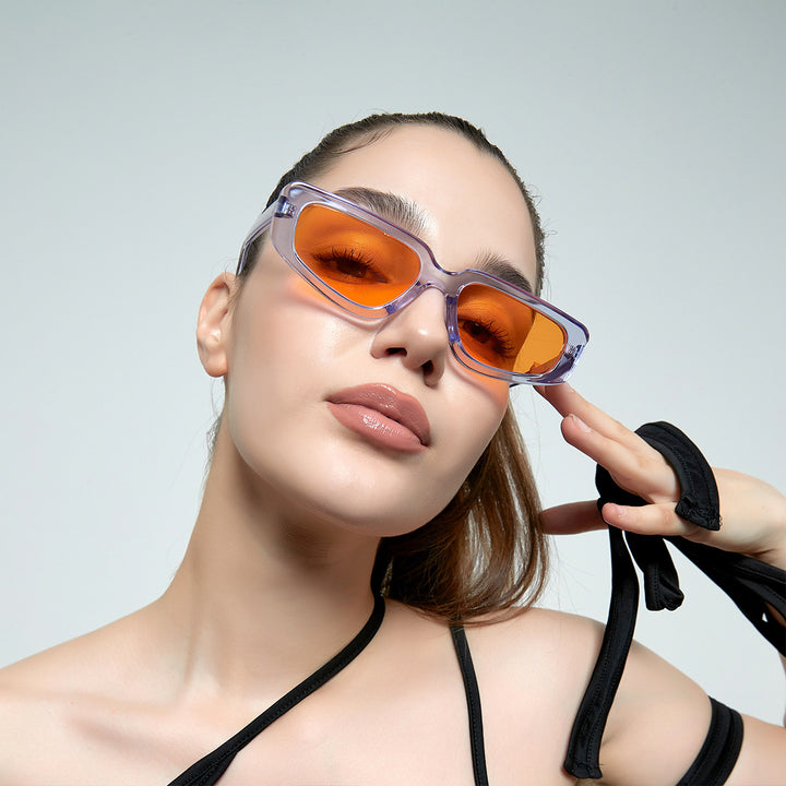 Dame moteriktig kvadratisk solbrille med moderne høyglanset plastramme Skanto