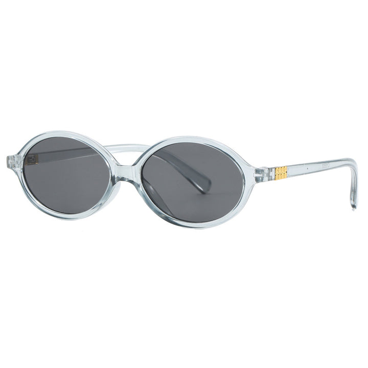 Dame moteriktig solbrille med oval ramme og gyldne detaljer Skanto