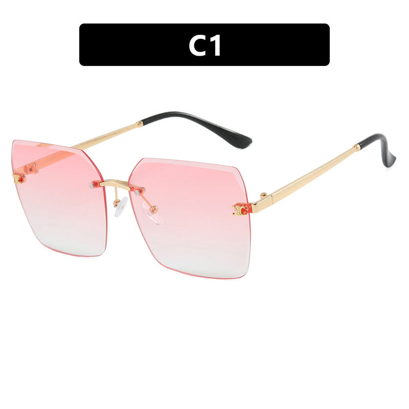 Dame firkantet solbrille i moderne design med filigran metallramme Skanto