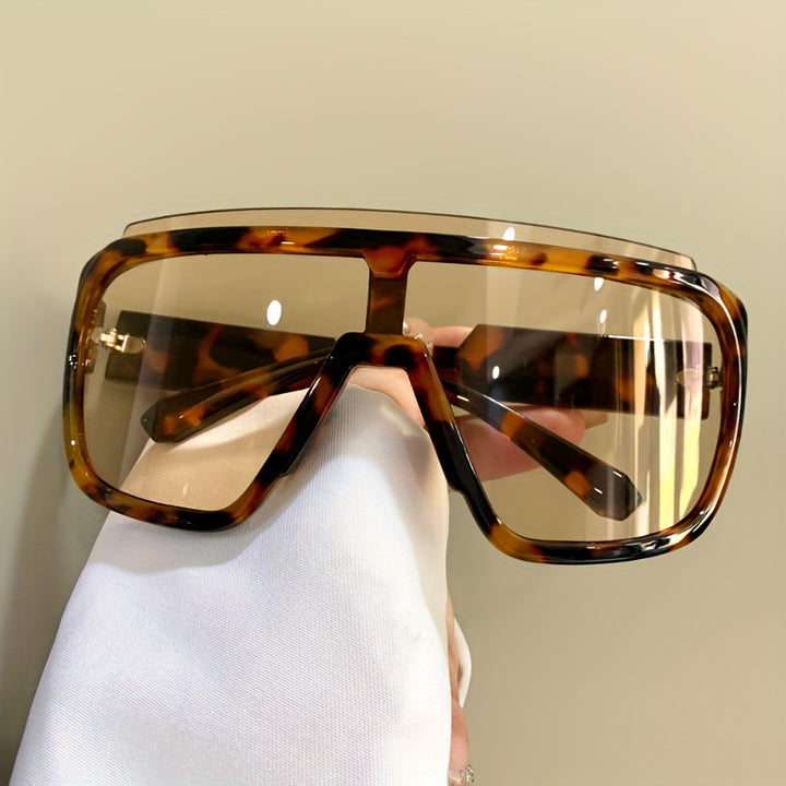 Dame sporty solbriller med futuristisk design og bred front Skanto