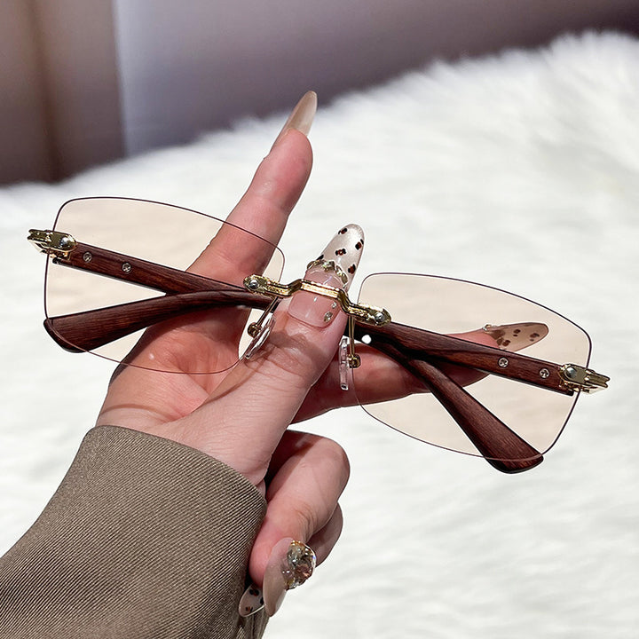 Dame ekstravagant moteriktig solbrille med innovativ ramme Skanto