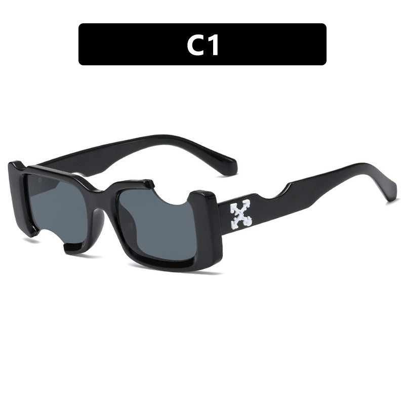 Dame moteriktig solbrille med markant design og robust plastramme Skanto