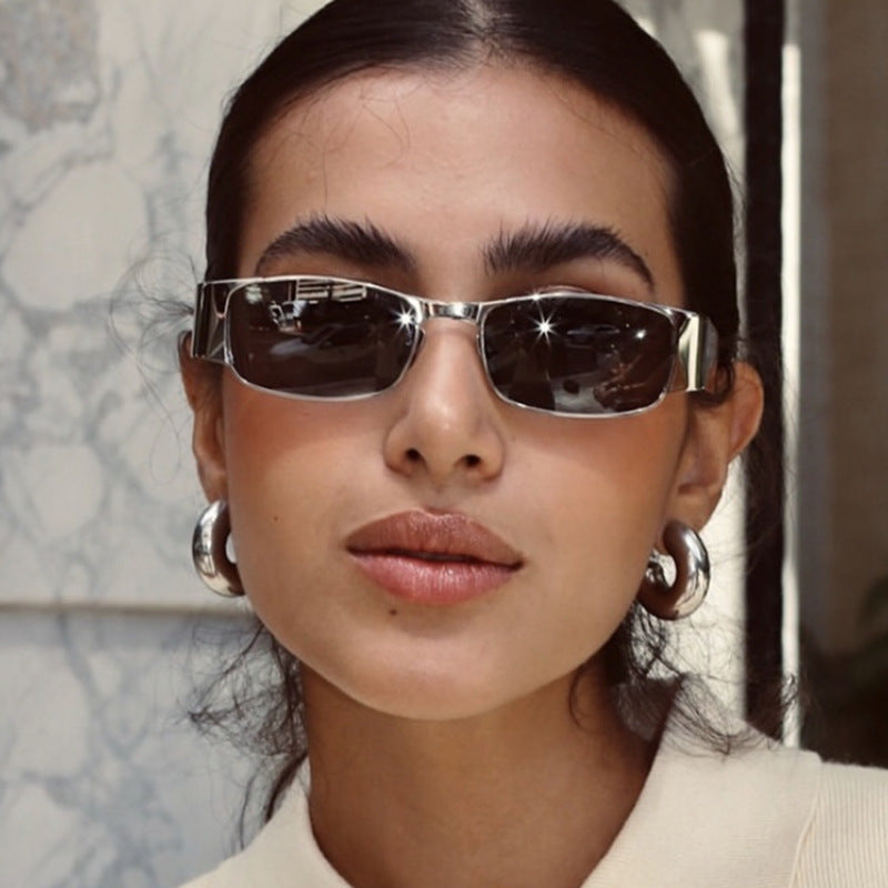 Dame moteriktig rektangulær solbrille med elegante glass Skanto