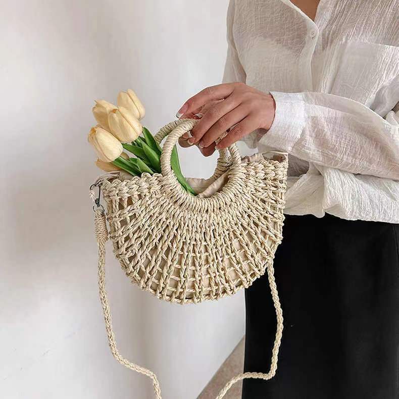 Håndlaget kurvveske med lekent design Skanto