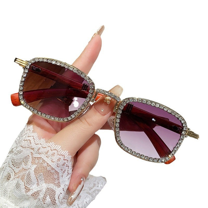 Dame solbrille med strassbesatt ramme og moderne tre-design Skanto