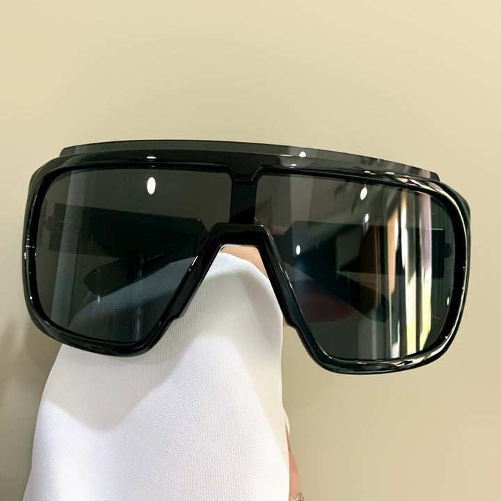 Dame sporty solbriller med futuristisk design og bred front Skanto