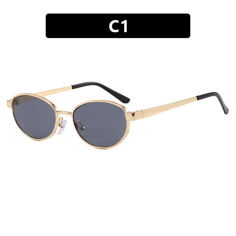 Dame moteriktig solbrille i elegant oval design med ramme i høykvalitets metall Skanto