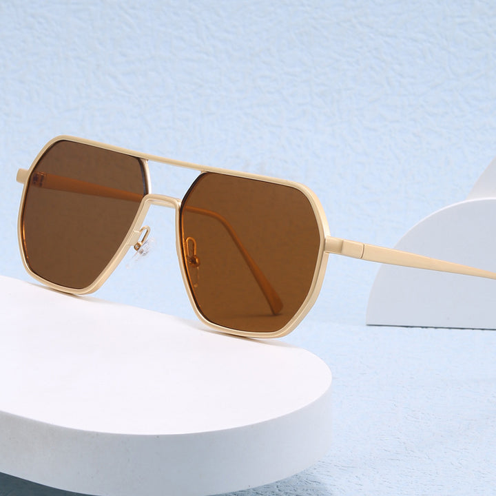 Dame trendy solbrille med moderne geometrisk ramme Skanto