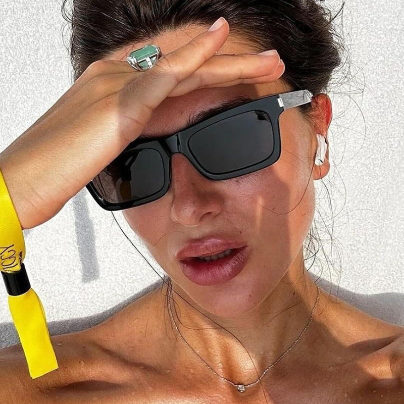 Dame kvadratisk solbrille med transparente linser og stillegant design Skanto