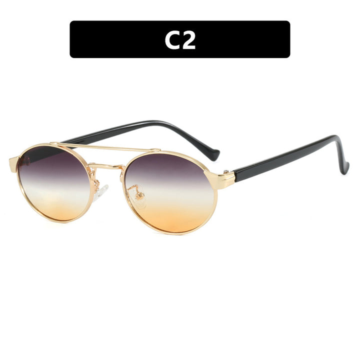 Dame moteriktig solbrille i stilfullt rundt design med gull aksenter Skanto